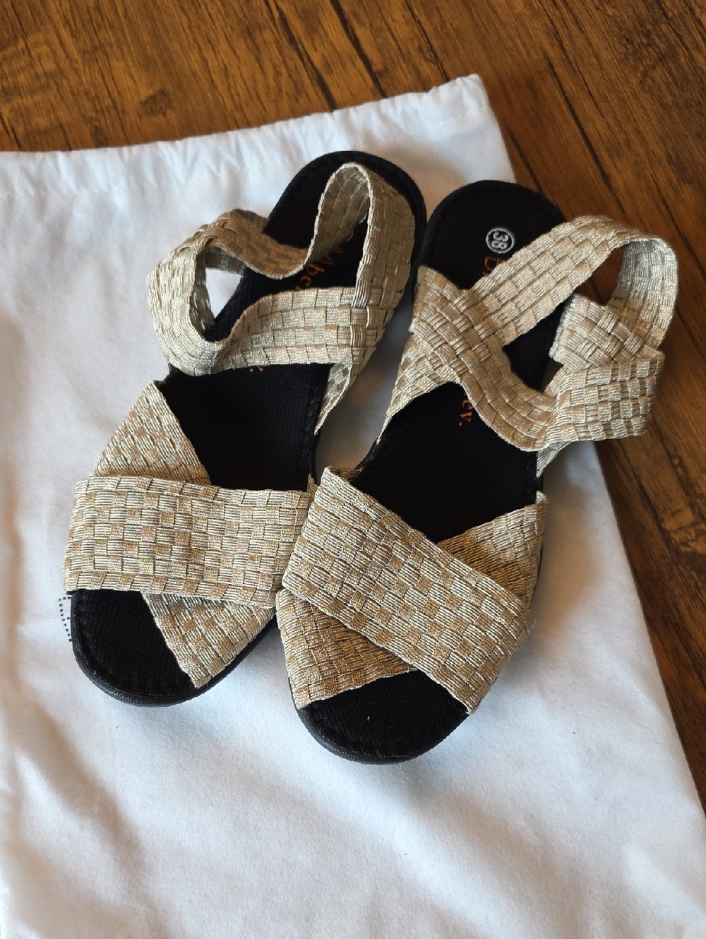 bernie mev. Cross-Strap Open-Toe Sandals - Gold